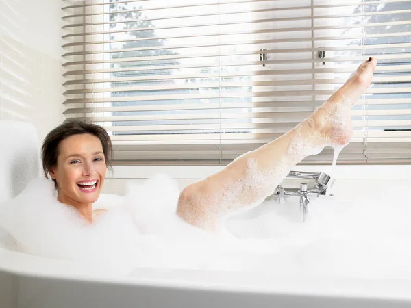 Mujer Baño Tomando Baño —  Fotos de Stock