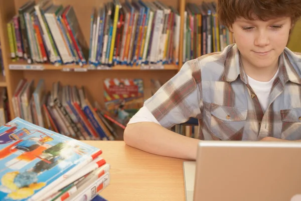 Schattig Jongen Met Laptop Bibliotheek — Stockfoto