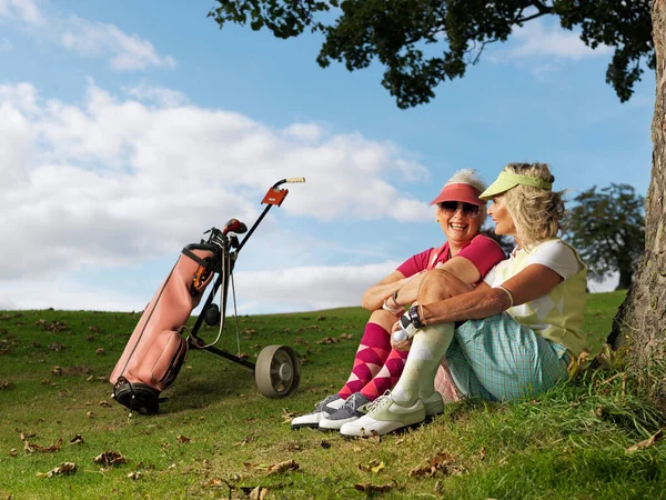 Maduras Senhoras Jogando Golfe — Fotografia de Stock