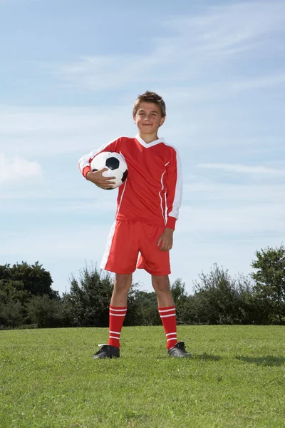 Elinde Top Olan Genç Bir Futbolcu — Stok fotoğraf