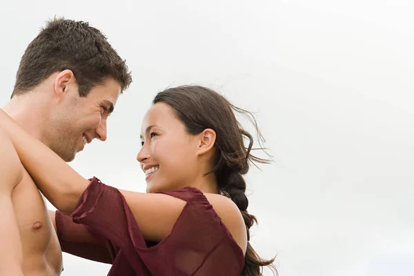 Pareja Feliz Sobre Nubes — Foto de Stock