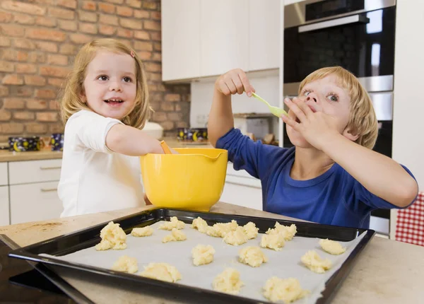 Meisje Jongen Voorbereiden Van Cookies Voor Het Bakken — Stockfoto