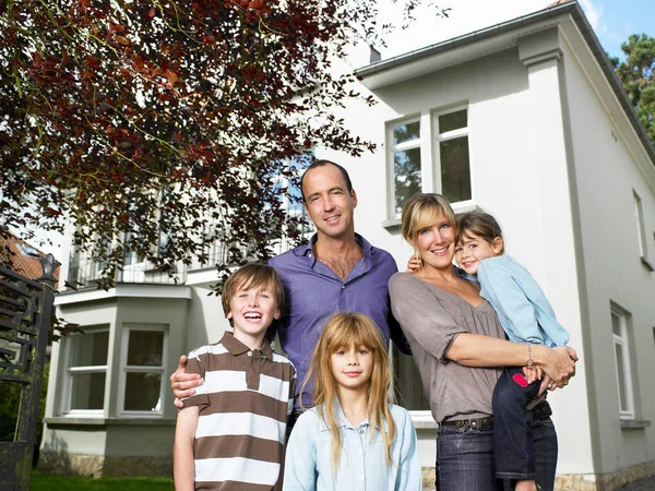Familie Steht Vor Ihrem Haus — Stockfoto