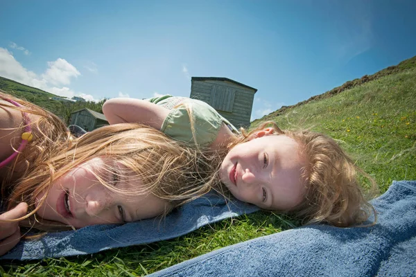 Κορίτσια Ξαπλώνουν Πετσέτες Στο Γρασίδι — Φωτογραφία Αρχείου