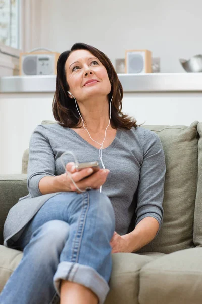 Mujer Madura Escuchando Reproductor Mp3 —  Fotos de Stock