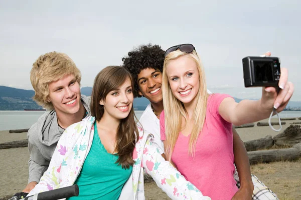 Group Portrait Teenagers Using Digital Camera — Stock Photo, Image