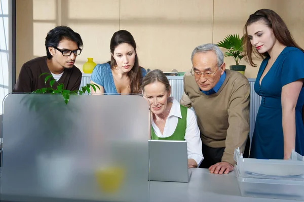 Grupp Människor Framför Laptop — Stockfoto