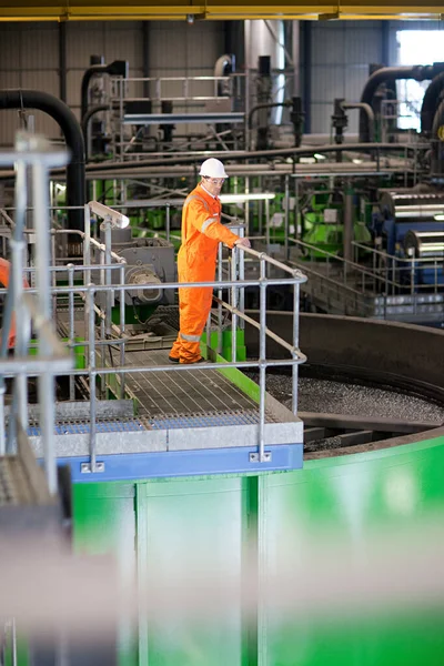 Ingenieur Arbeitet Fabrik — Stockfoto