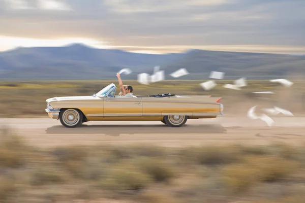 자유를 만끽하고 사막에서 운전하는 — 스톡 사진