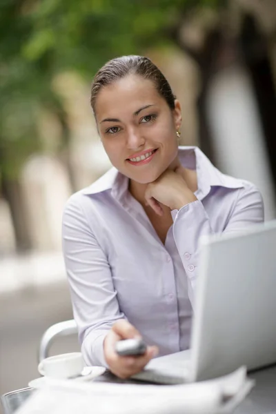 Mujeres Negocios Cabina Con Ordenador Portátil — Foto de Stock