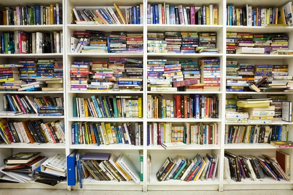 书架上的书 二手书店 — 图库照片