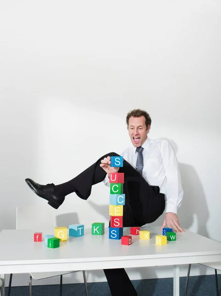 Geschäftsmann Legt Letzten Block Auf Turm — Stockfoto