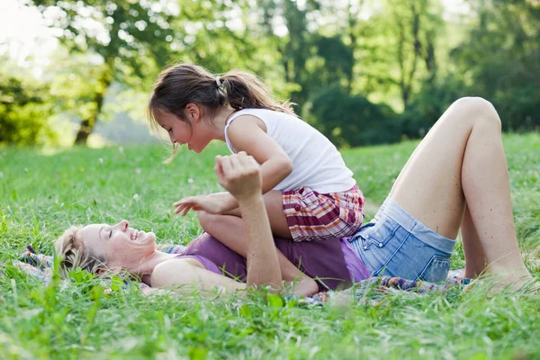 Madre Hija Jugando — Foto de Stock