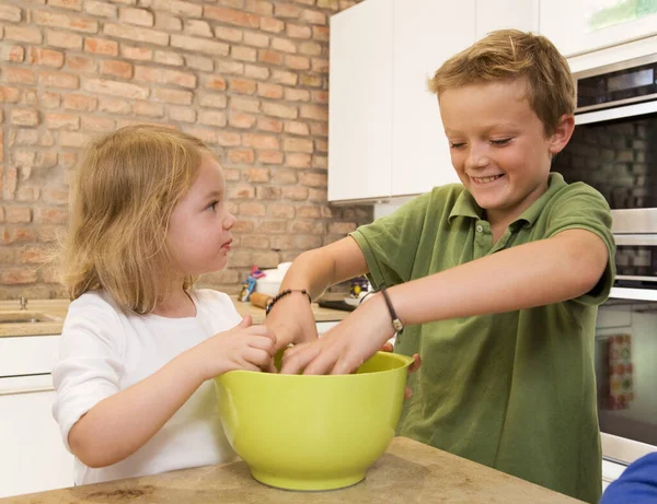 Meisje Mengen Van Ingrediënten Kom — Stockfoto