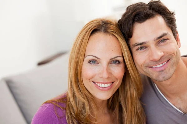 Pareja Joven Sonriendo Casa — Foto de Stock