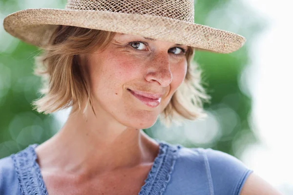 Femme Avec Chapeau Regardant — Photo