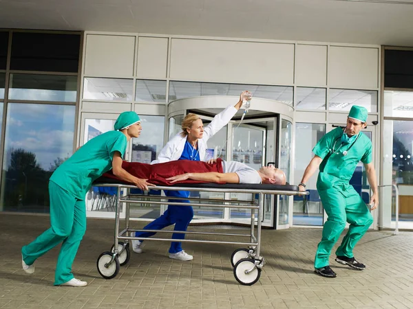 Equipe médica em frente ao hospital — Fotografia de Stock