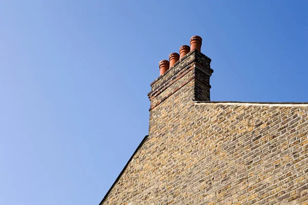 Schoorsteen Zijkant Van Het Huis Stockafbeelding