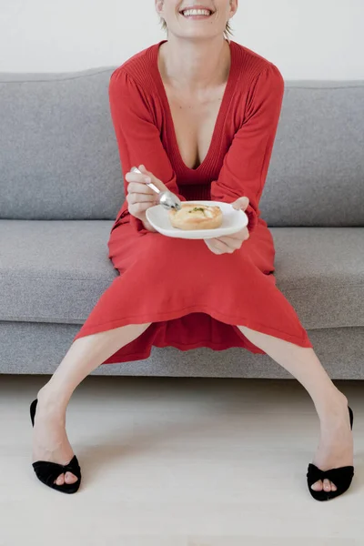 Mulher Comendo Torta Sofá — Fotografia de Stock