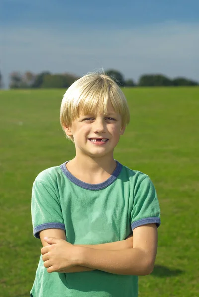 Jong Jongen Glimlachen Het Veld — Stockfoto