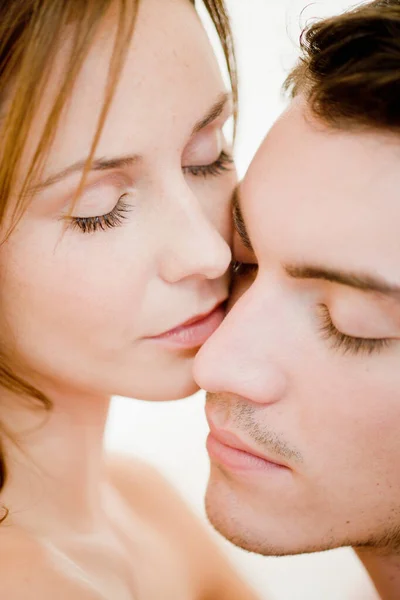 Jovem Casal Abraçando Beijando — Fotografia de Stock