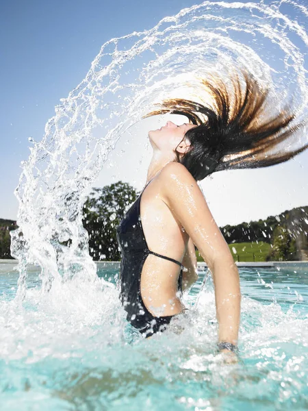 Mujer Joven Que Salta Del Agua — Foto de Stock