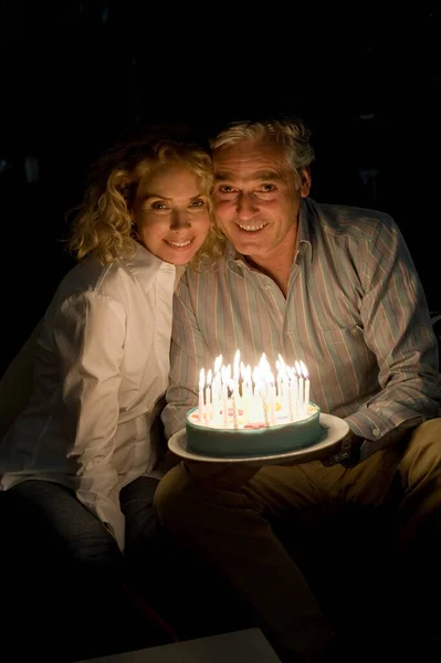 ケーキを持つ男と女 — ストック写真