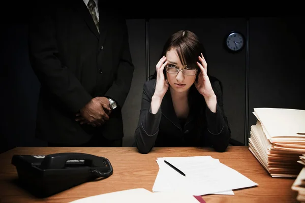 Jefe Detrás Mujer Estresada Escritorio —  Fotos de Stock