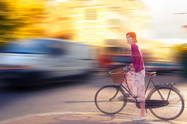 Ung Rödhårig Med Cykel — Stockfoto