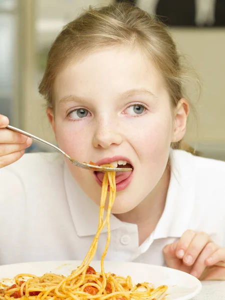 Flicka Som Äter Pasta — Stockfoto