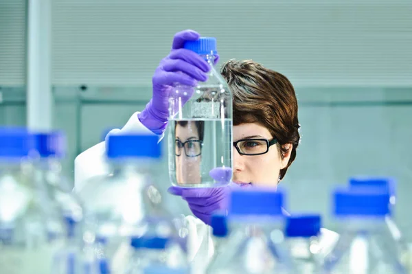Επιστήμονας Που Εξετάζει Βάζα Στο Εργαστήριο — Φωτογραφία Αρχείου