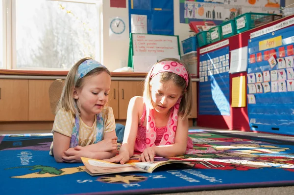 Twee Meisjes Zitten Vloer Lezen Een Boek — Stockfoto