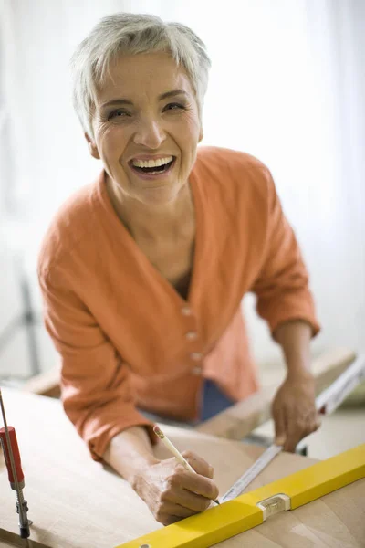 Mujer Que Hace Habilidades Mecánicas — Foto de Stock