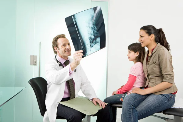 Αρσενικός Γιατρός Ελέγχει Έναν Ασθενή Μια Ακτινογραφία — Φωτογραφία Αρχείου