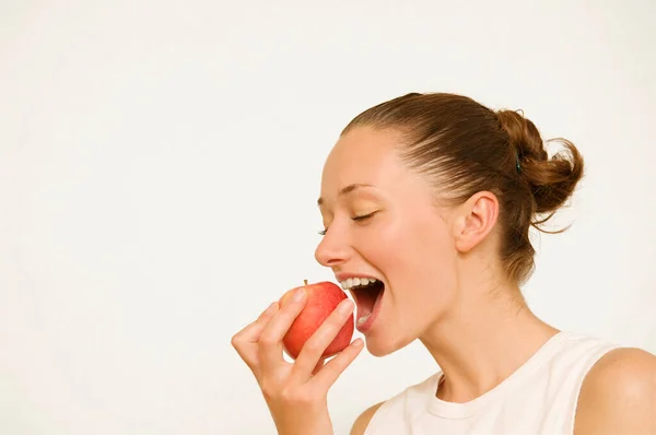 Tjej Äter Ett Rött Äpple — Stockfoto