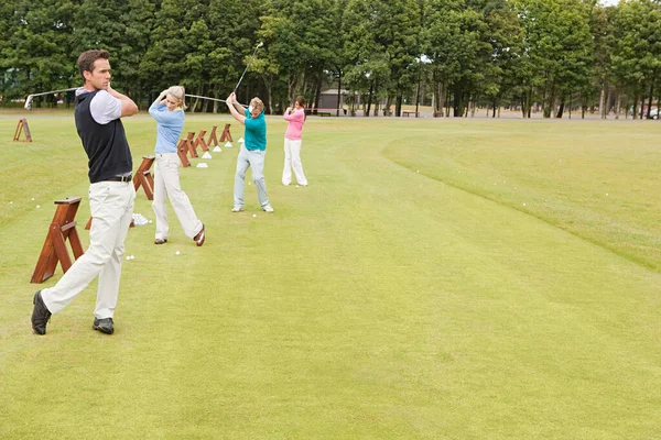 Quattro Golfisti Sul Campo Pratica — Foto Stock