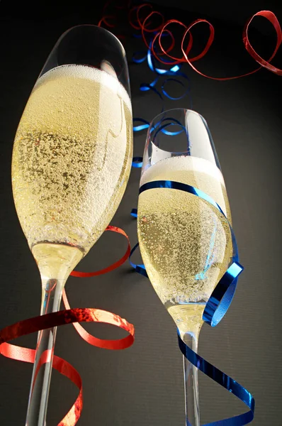 Два Бокала Шампанского Красными Голубыми Лентами — стоковое фото