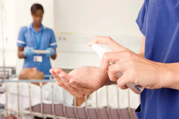 Una Enfermera Usando Spray Antibacteriano Mano —  Fotos de Stock