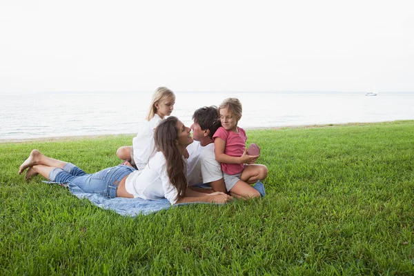 Familie Entspannt Gras Meer — Stockfoto