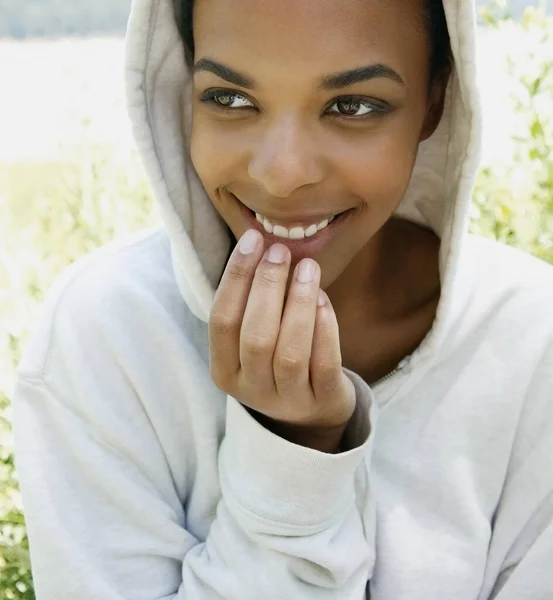 Afrikaans Amerikaans Jong Vrouw Glimlachen — Stockfoto