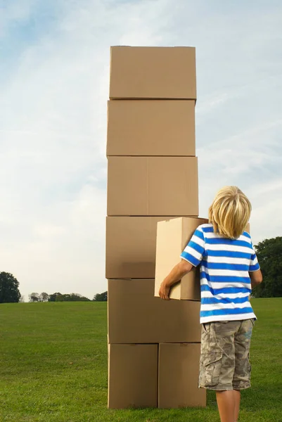 Niño Mirando Torre Caja —  Fotos de Stock