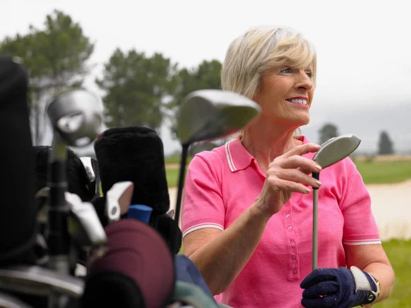 Senior Golferin Lächelt — Stockfoto