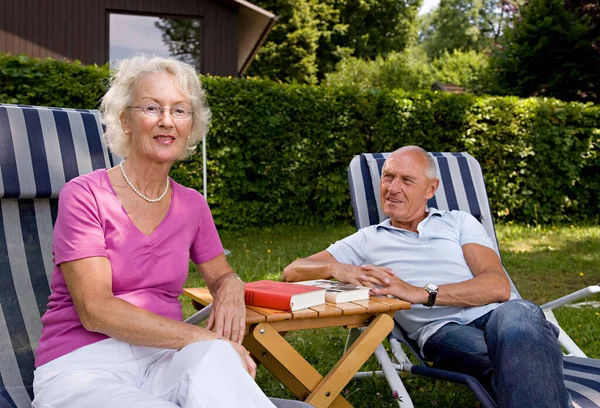 Senior Mann Und Frau Liegestühlen — Stockfoto