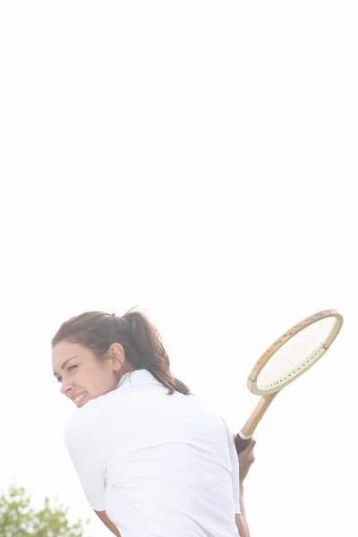 活泼的女孩打网球 — 图库照片