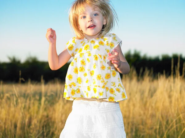 Ragazza Saltando Campo — Foto Stock