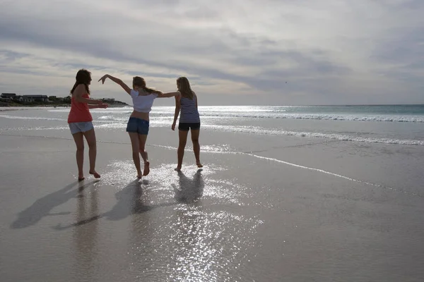 Девочки Подростки Прогуливаются Пляжу — стоковое фото