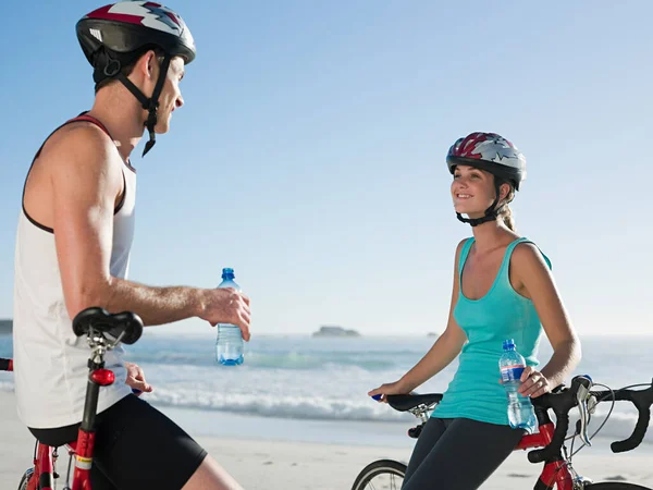 Young Couple Cycling Beach — Stock Photo, Image
