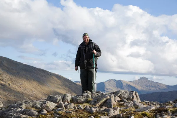 Homem Com Mochila Caminhadas Nas Montanhas — Fotografia de Stock