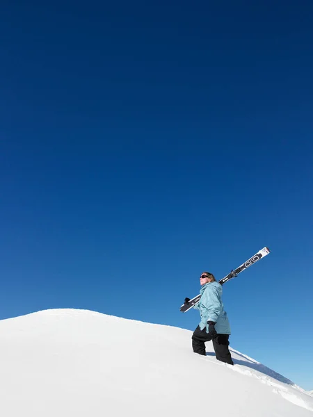 Junge Skifahrer Erklimmen Berg — Stockfoto