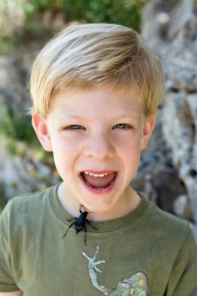 Ett Porträtt Pojke Med Skalbagge — Stockfoto